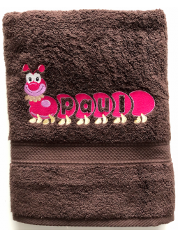 Serviette de bain chocolat personnalisée avec chenille prénom fuchsia brodé