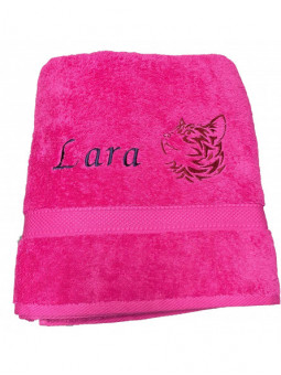 Serviette de toilette fuchsia brodée avec prénom et chat en bleu marine et bordeaux