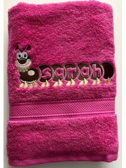 Serviette de toilette rose fuchsia personnalisée avec chenille prénom chocolat brodé