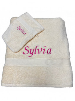 drap de douche vanille brodé avec prénom Sylvia en fuchsia