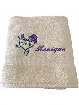 drap de douche vanille personnalisé et brodée avec prénom et ♡ fleur