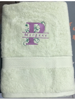 Serviette invitée vert anis personnalisée avec prénom et initiale P brodé en violet