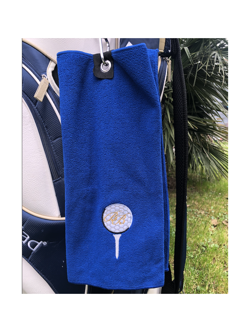 serviette de golf bleu personnalisé avec balle de golf sur son tee et prénom brodé