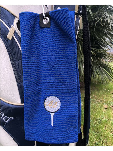 serviette de golf bleu personnalisé avec balle de golf sur son tee et prénom brodé