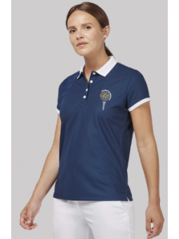 polo respirant bleu marine et blanc avec balle de golf sur son tee brodée