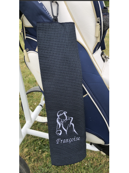 idée cadeau originale et personnalisée pour femme golfeuse: la serviette brodée avec golfeuse et prénom