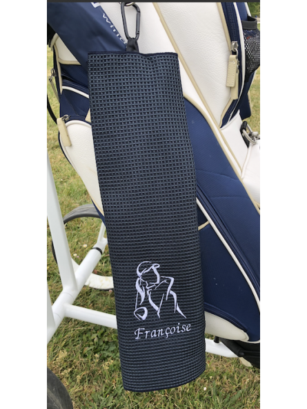 idée cadeau originale et personnalisée pour femme golfeuse: la serviette brodée avec golfeuse et prénom