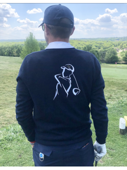 idée cadeau chic et personnalisé pour golfeur, le pull col en V brodé avec golfeur dans le dos et balle de golf