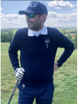 idée cadeau pour homme golfeur: le pull col en V avec balle de golf brodé