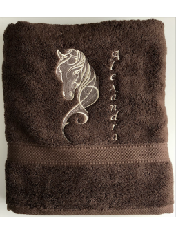 serviette de bain marron chocolat personnalisé avec tête de cheval et prénom brodé en beige