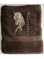 serviette de bain marron chocolat personnalisé avec tête de cheval et prénom brodé en beige