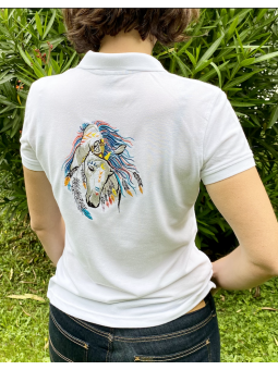 polo blanc avec belle broderie de tête de cheval personnalisables avec prénom brodé à l'avant