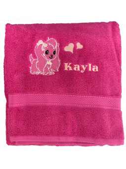 serviette de toilette fuchsia personnalisée  brodée avec petit chien et prénom