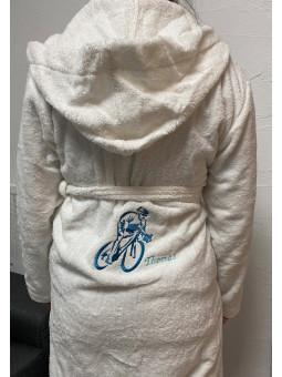 peignoir blanc enfant personnalisé avec vélo turquoise et prénom brodé