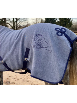 personnalisation avec nom du cheval dans logo équitation pour cette chemise de présentation polaire et séchante