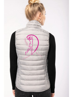 doudoune sans manches pour femme gris clair avec golfeuse dans son ruban rose brodée.