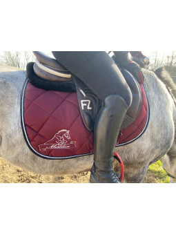 tapis bordeaux personnalisé avec prénom ou texte brodé et inséré dans motif cheval