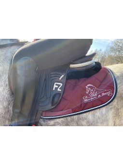 tapis bordeaux personnalisé avec nom du cheval brodé et inséré dans motif cheval CSO