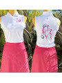 polo blanc sans manches pour femme personnalisées avec golfeuse brodée en rose et bleu marine