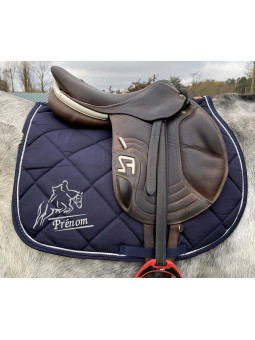 tapis de selle CSO personnalisable ave prénom et cheval saut d'obstacle brodé bleu marine