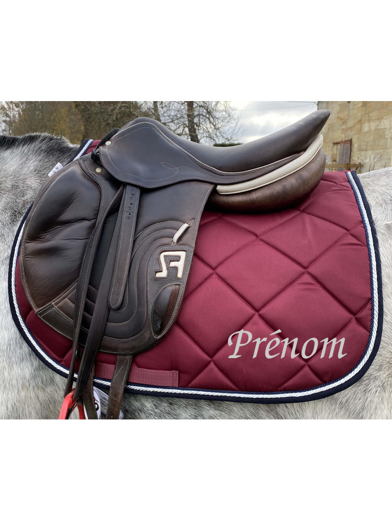 Tapis de selle CSO bordeaux personnalisé avec un prénom ou nom du cheval brodé