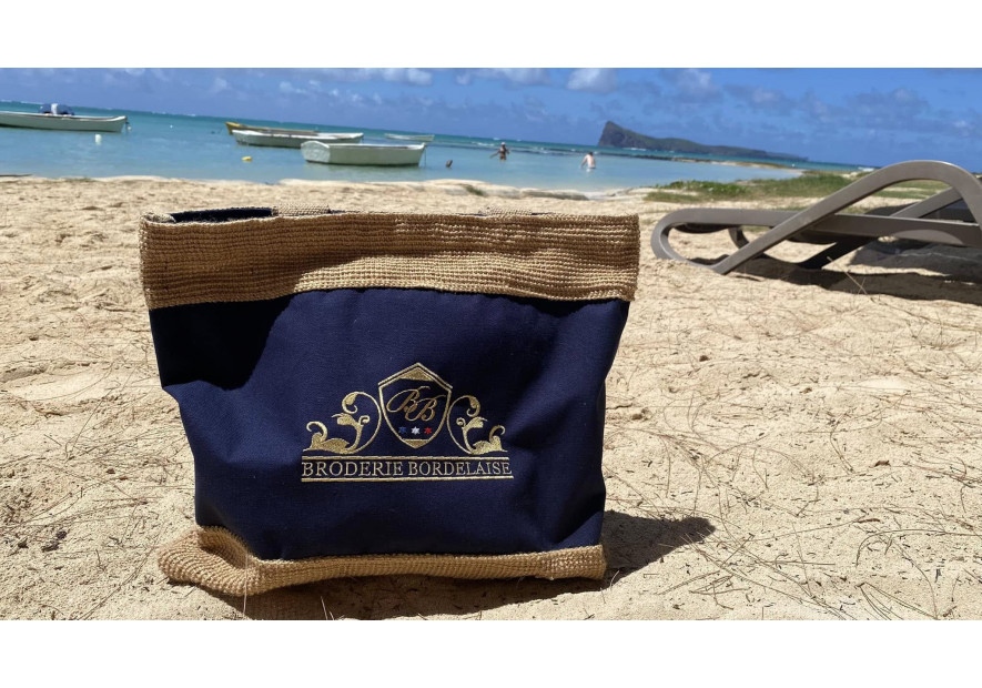Articles de Plage Personnalisés : L'Été Unique avec Broderie Bordelaise